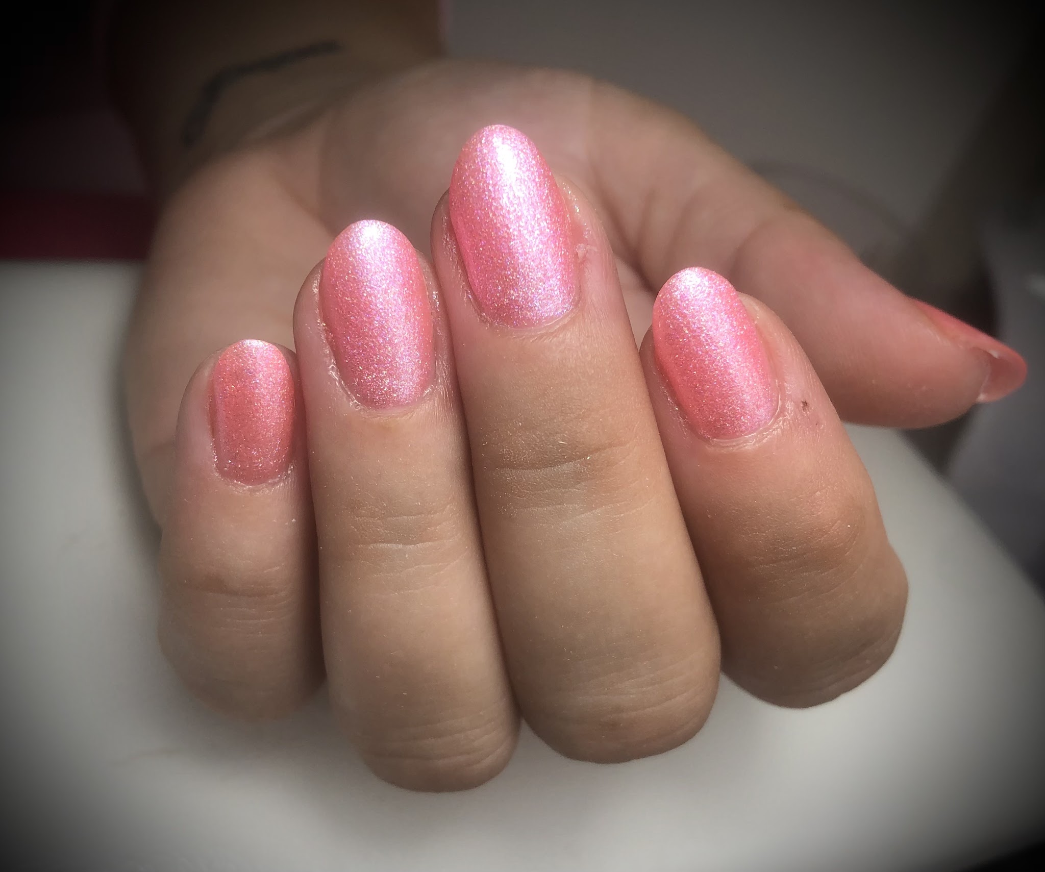 Parelmoer roze nagels in amandelvorm