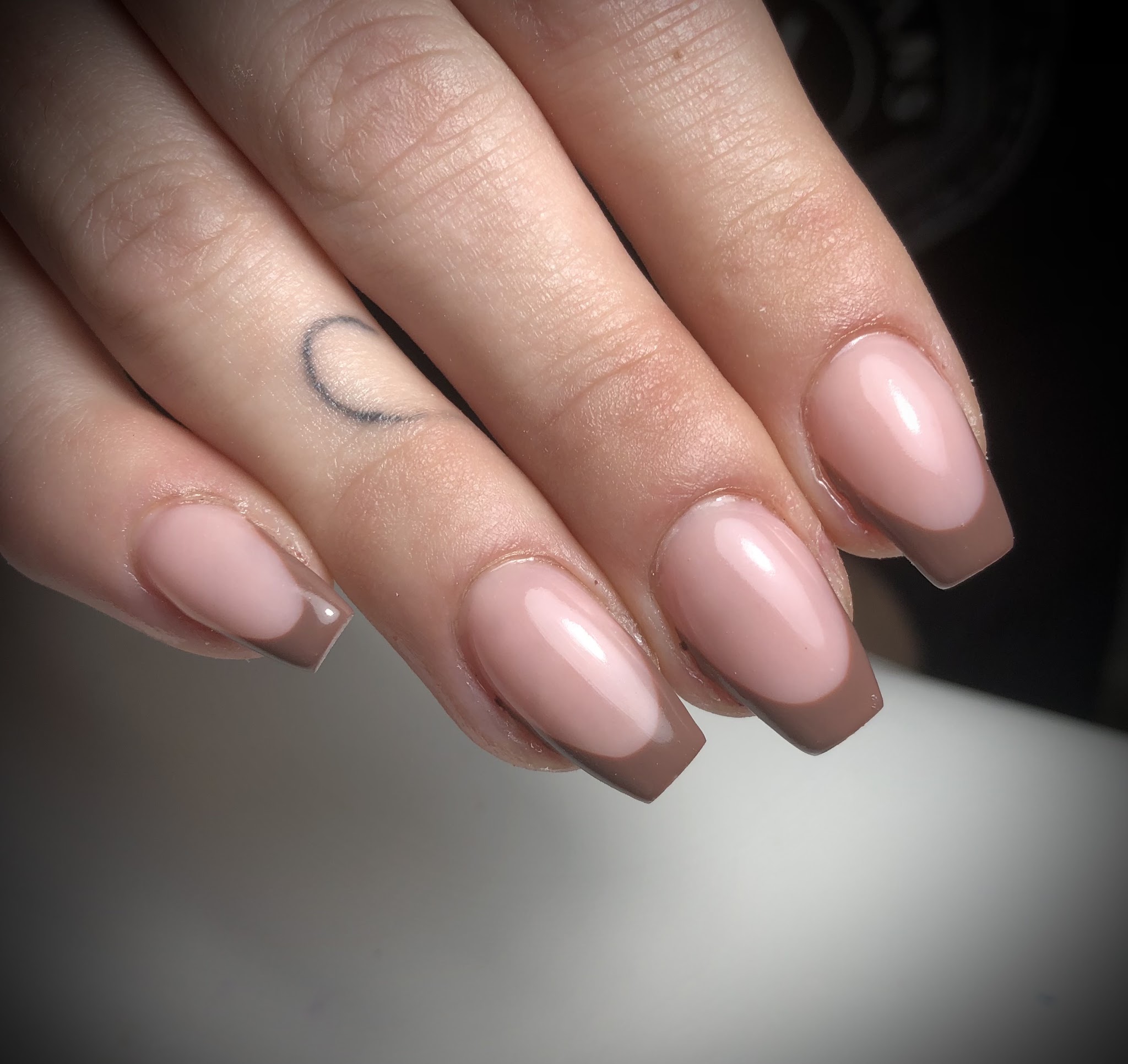 Nude nagels in coffin vorm met bruine French tips