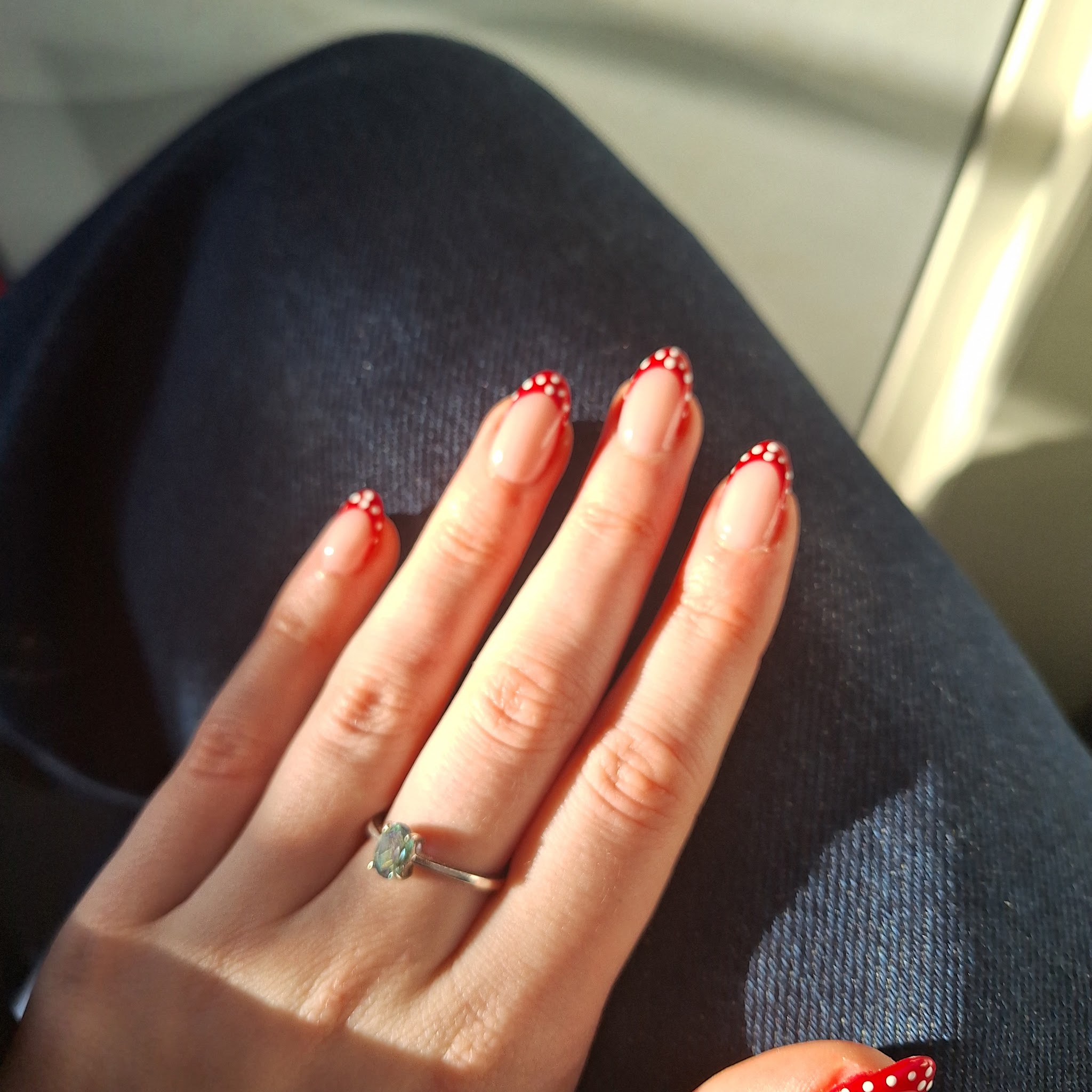 Rode French tips met witte stipjes