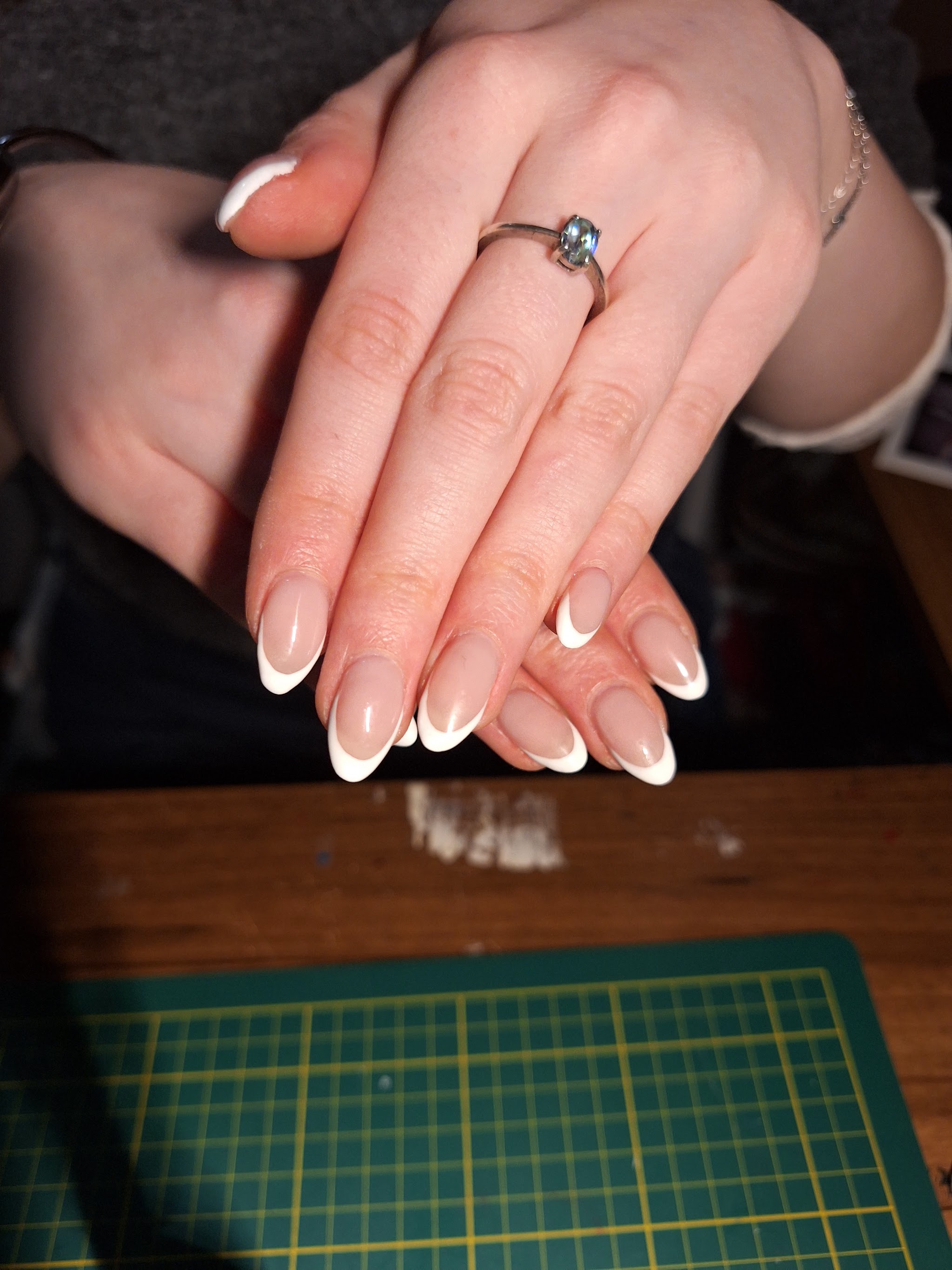 Klassieke witte French manicure